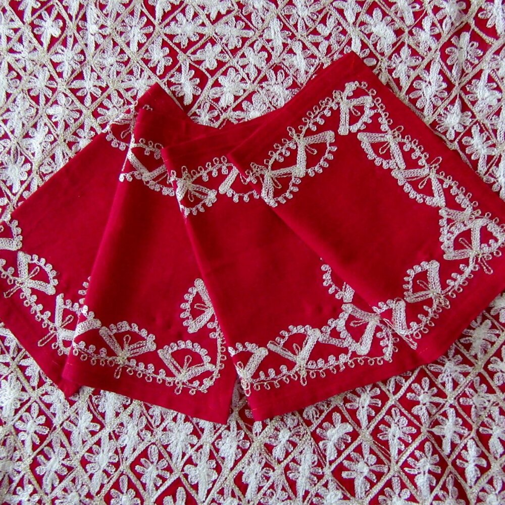 Vintage wine red tablecloth & 4 napkins with white and metallic gold embroidery